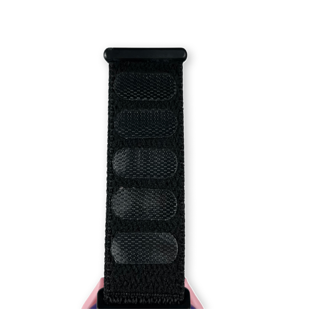 Černý textilní řemínek s černými suchými zipy pro snadné nastavení délky, připevněný k chytrým hodinkám.