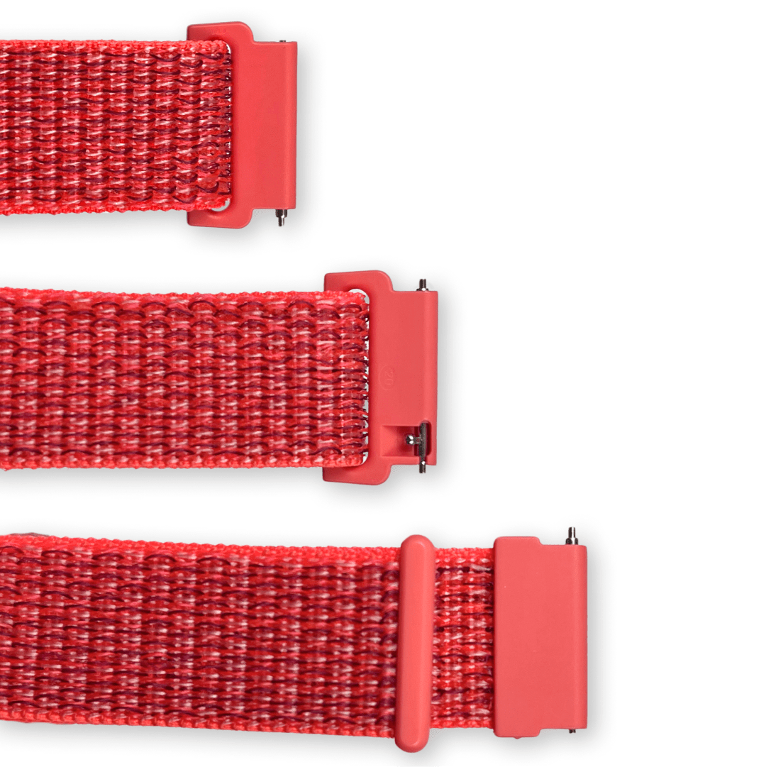 Tři části červeného textilního řemínku s plastovými červenými úchyty a kovovými čepy pro upevnění k hodinkám.