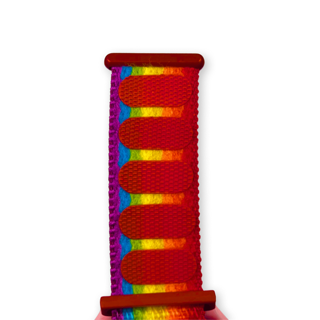 Duhový textilní řemínek s červenými suchými zipy pro snadné nastavení délky, připevněný k chytrým hodinkám.