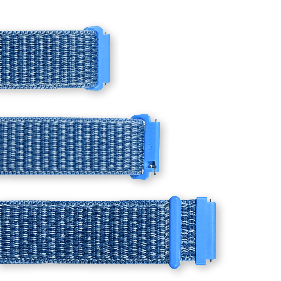 Tři části modrého textilního řemínku s plastovými modrými úchyty a kovovými čepy pro upevnění k hodinkám.