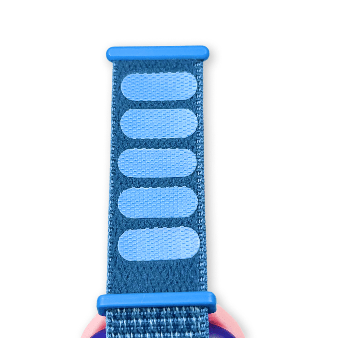 Modrý textilní řemínek s modrými suchými zipy pro snadné nastavení délky, připevněný k chytrým hodinkám.