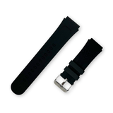 Černý silikonový řemínek na chytré hodinky s reliéfními detaily a kovovou přezkou.